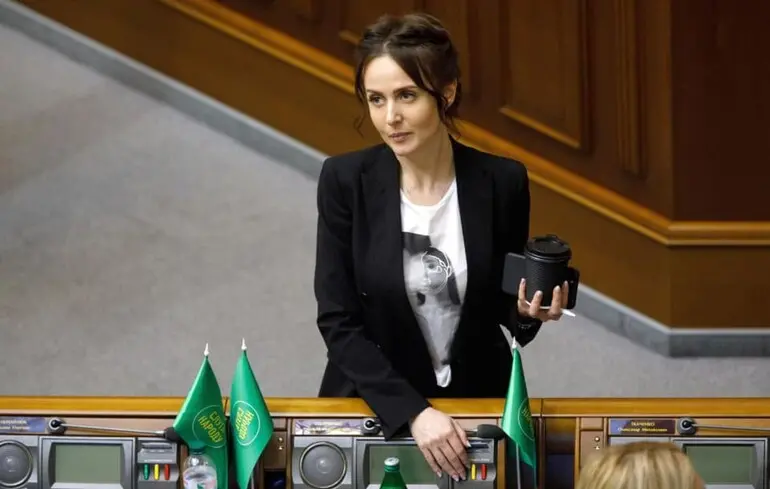 Народна депутатка від партії "Слуга народу" Володіна достроково відмовилася від свого мандата. Народна депутатка від партії "Слуга народу" Володіна достроково відмовилася від свого мандата. 1