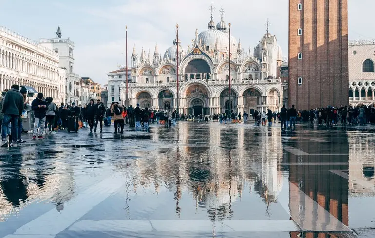 Науковці розглянули можливі способи порятунку Венеції від затоплення та оцінили їх вартість. 1