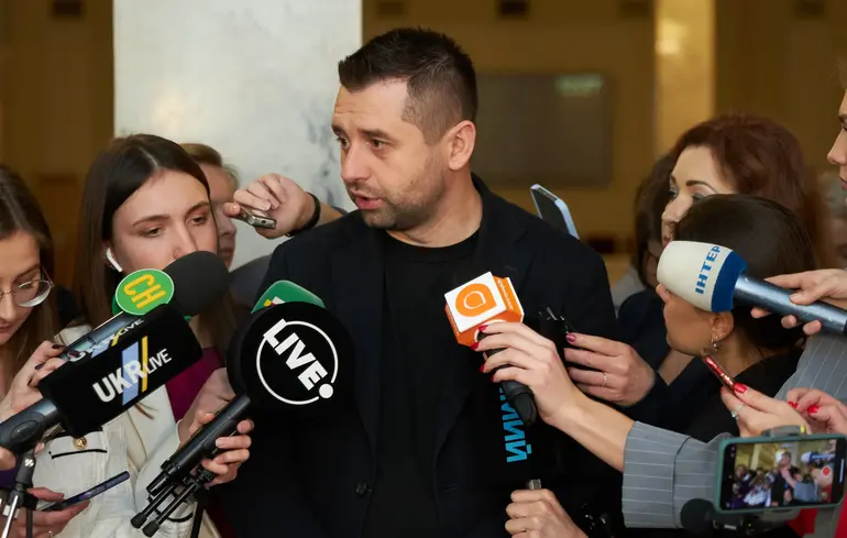 Обшуки у помічника Давида Арахамії: що відомо про виплати у конвертах для депутатів Верховної Ради, чи є підтвердження – новини України. Обшуки у помічника Давида Арахамії: що відомо про виплати у конвертах для депутатів Верховної Ради, чи є підтвердження – новини України. 1