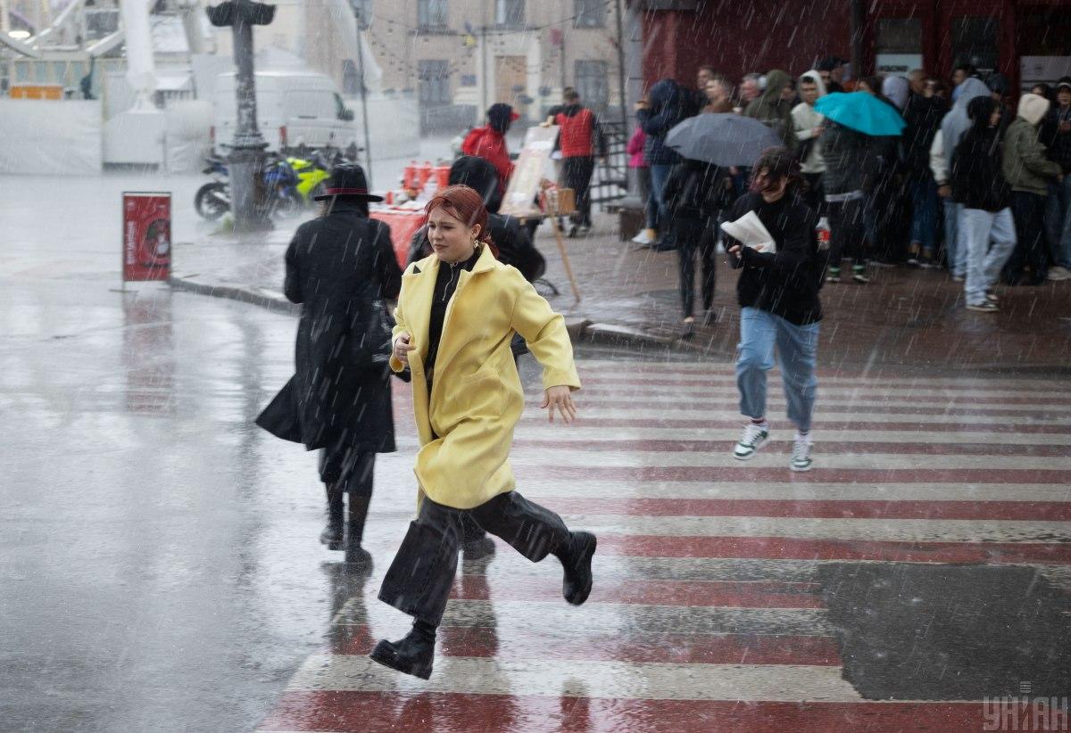 Погода в Україні погіршується: синоптик розказав, де будуть дощі та сильний вітер