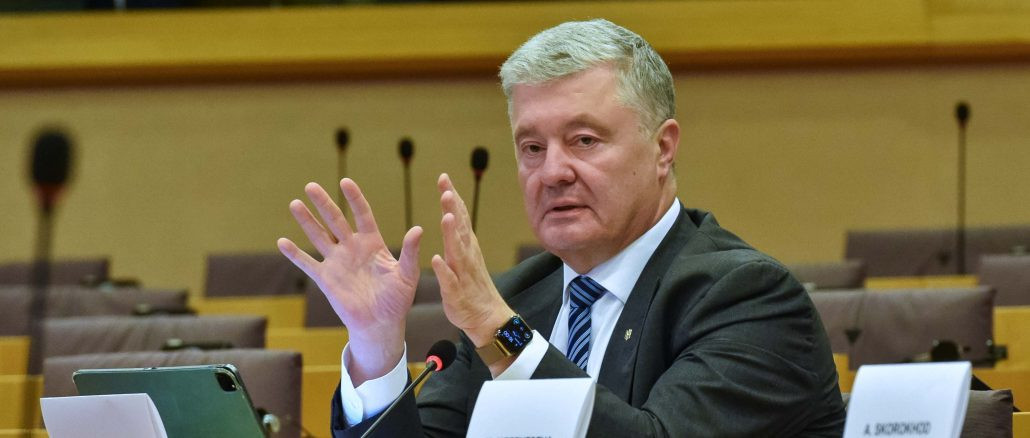 Порошенко: Фінансові надходження від військового збору повинні використовуватися виключно для потреб Збройних Сил України. 1