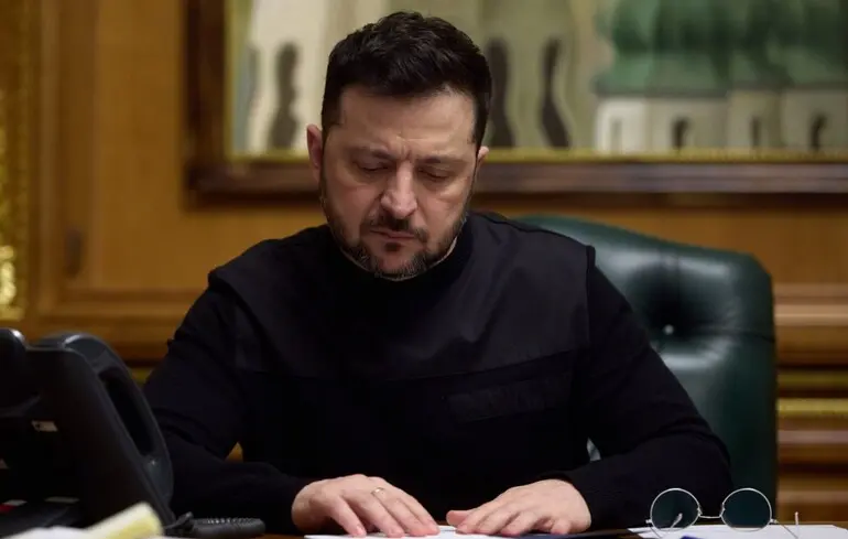 Президент України Володимир Зеленський підписав два укази, що стосуються рішень Ради національної безпеки і оборони, які стосуються санкцій проти військово-промислового комплексу Російської Федерації. 1