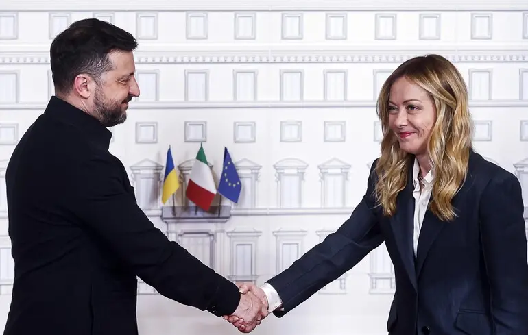 Президент України Володимир Зеленський та прем'єр-міністр Італії Джорджія Мелоні обговорили питання спільного виробництва безпілотників. У ході зустрічі було досягнуто домовленостей щодо співпраці в цій сфері. 1