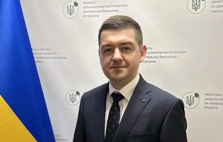 Президент України Володимир Зеленський відновив на посаді голови Мукачівської районної державної адміністрації Едгара Токаря. 1