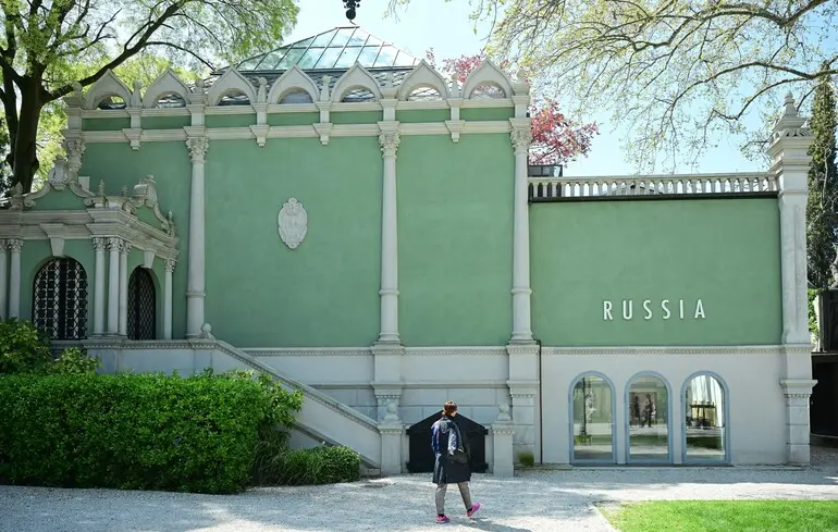 Президент України Володимир Зеленський запровадив санкції щодо осіб з Росії, які мають відношення до Венеційської бієнале. 1