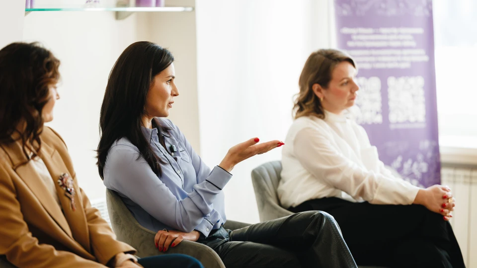 Психічний стан жінок в Україні за період війни зазнав значних змін. В умовах конфлікту багато з них стикнулися з новими викликами, які вплинули на їх емоційний стан і загальне самопочуття. Зростання стресу, тривожності та депресії стало поширеним явищем, оскільки жінки намагаються впоратися з наслідками війни, втратою близьких, а також необхідністю забезпечувати свої родини в складних умовах. Психологічна підтримка та доступ до ресурсів для покращення психічного здоров'я стали особливо важливими в цей період. 2