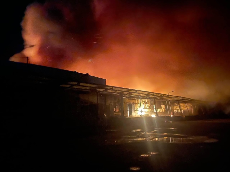 Російські безпілотники атакували склад компанії-виробника снеків Flint і Chipsters у Павлограді. 1