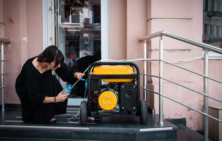 Російські війська продовжують завдавати ударів по енергетичній інфраструктурі України, внаслідок чого в кількох регіонах спостерігаються часткові відключення електроенергії. 1