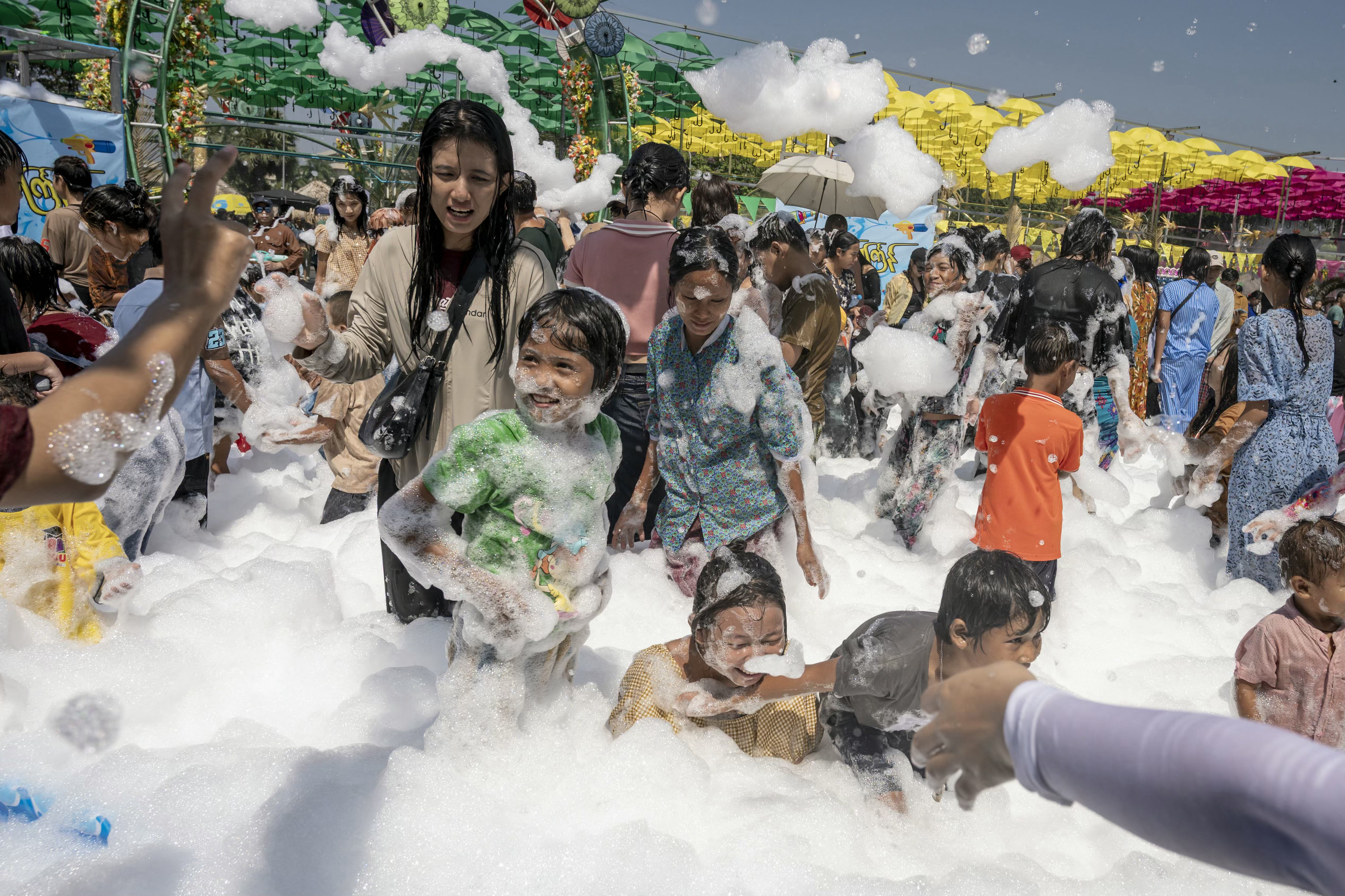 Сонгкран у Таїланді - більше 500 тисяч іноземців прибули до країни на святкування Нового року. 21