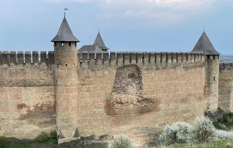 Стіна Хотинської фортеці зазнала значних руйнувань - фото 1