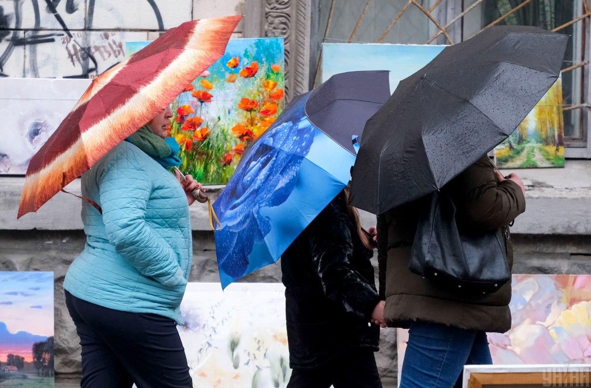 Тепла не буде: Укргідрометцентр попередив про дощі та холод в Україні