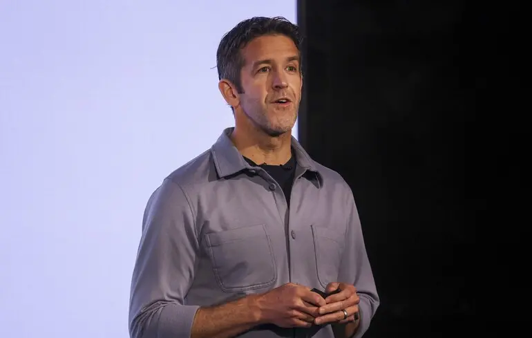 Тім Кук залишає посаду генерального директора Apple. З вересня 2026 року компанію очолить Джон Тернус. 1