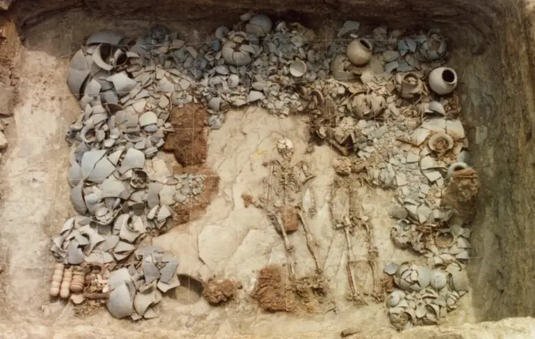 У давньому Південному Корейському суспільстві практикували жертвопринесення цілих сімей. Мета таких обрядів залишалася загадкою. 1