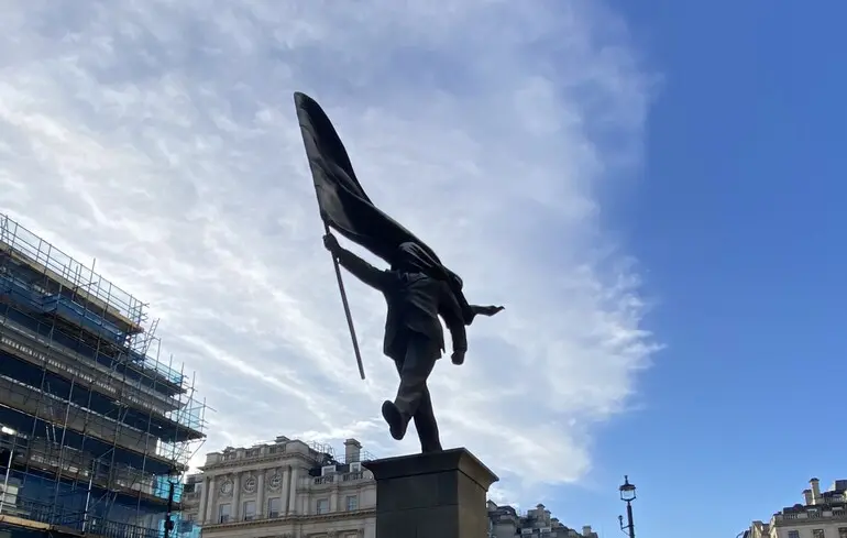У Лондоні з’явилася загадкова статуя - в мережі обговорюють нібито нову роботу Бенксі - новини культури 1