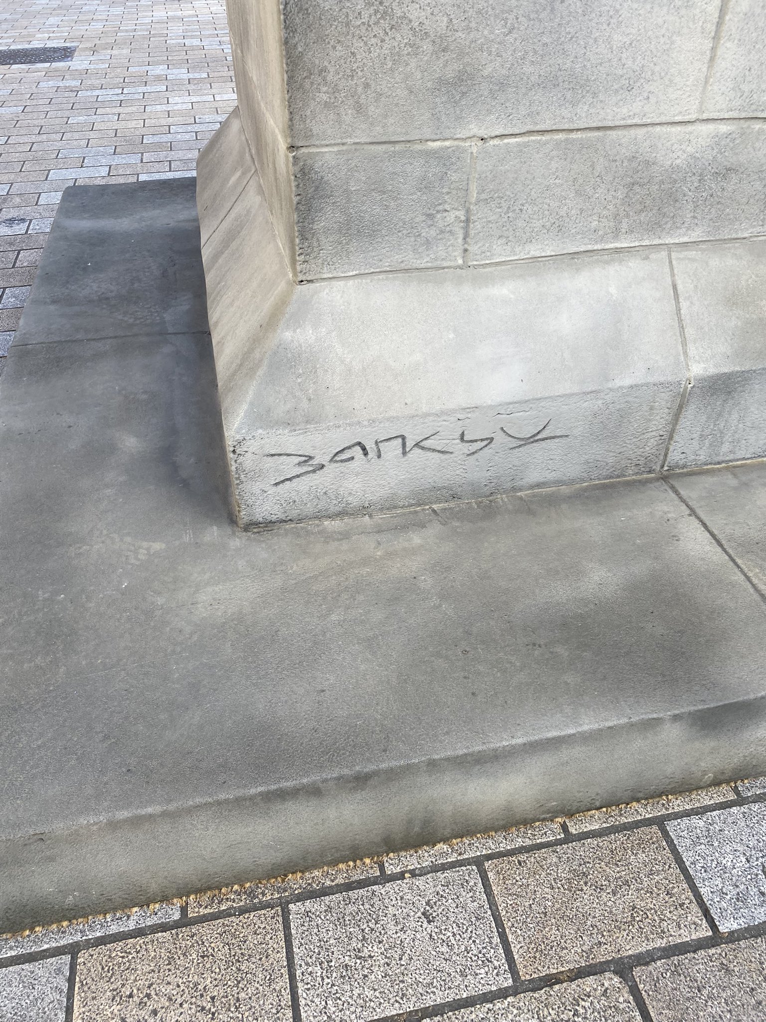 У Лондоні з’явилася загадкова статуя - в мережі обговорюють нібито нову роботу Бенксі - новини культури 2