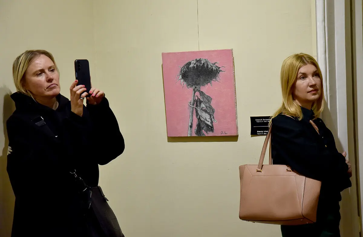 У Музеї Шевченка в Уиєві відкрилася виставка підсумків 30-річної роботи художників Бевзи, Лебединця та Литвиненка 12