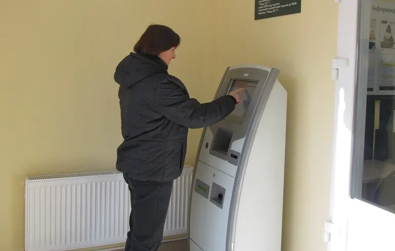 У ніч з 11 на 12 квітня Ощадбанк введе тимчасові обмеження на проведення операцій. 1