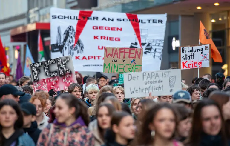 У Німеччині введено обмеження на виїзд чоловіків за межі країни, що викликало хвилю обурення. У Міністерстві оборони роз'яснили причини цього нововведення. 1