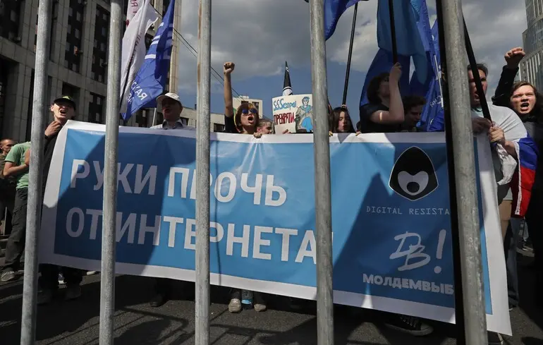 В Росії стався збій в інтернеті, внаслідок чого перестали працювати десятки веб-сайтів та мобільних додатків. 1