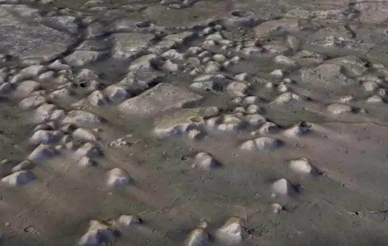 Вчені виявили нові свідчення наявності океану на Марсі, що підтверджує існування води на цій планеті. 1