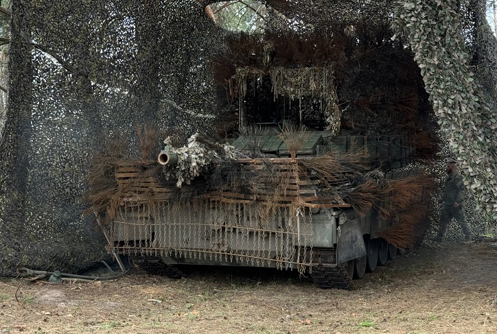 Збройні сили України застосовують Leopard 1A5 як самохідну артилерійську установку для ведення вогню на відстані до 12 км. 1
