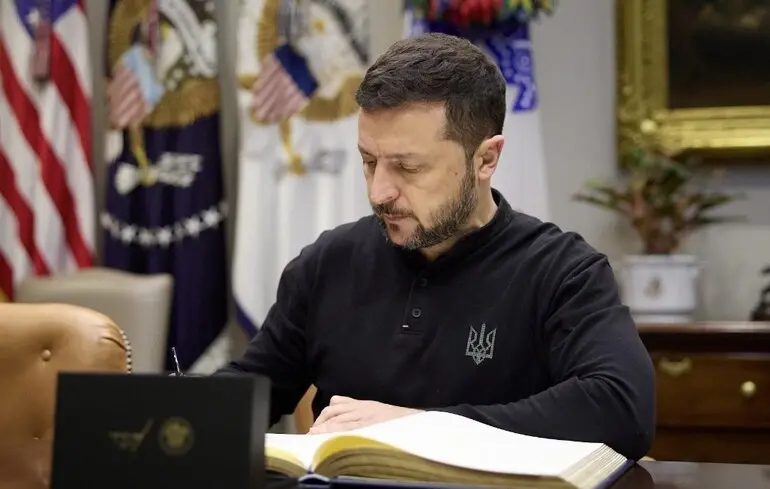 Зеленський вживає заходів щодо осіб, які мають відношення до ракетних обстрілів України - у переліку 120 командирів. 1