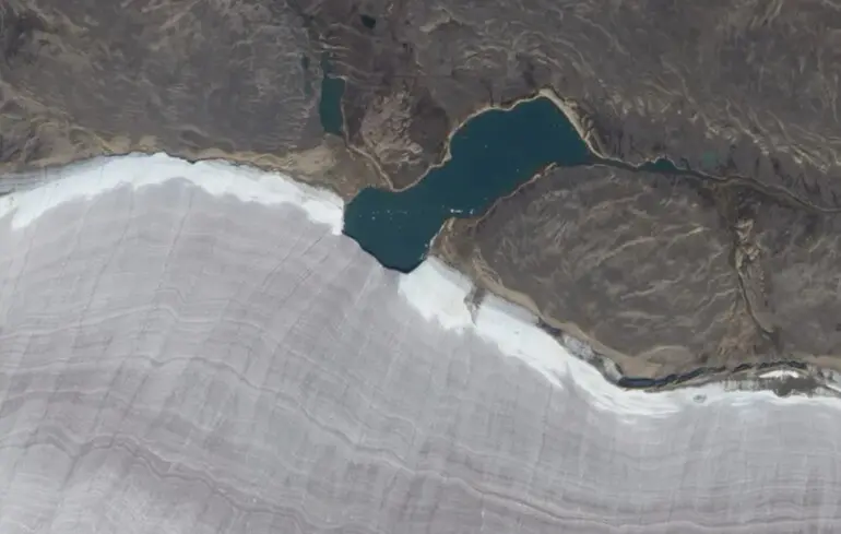 Зображення Землі з космосу демонструє зустріч озера Джі та льодовика Барнс у Канаді, зафіксовану супутниками. 1
