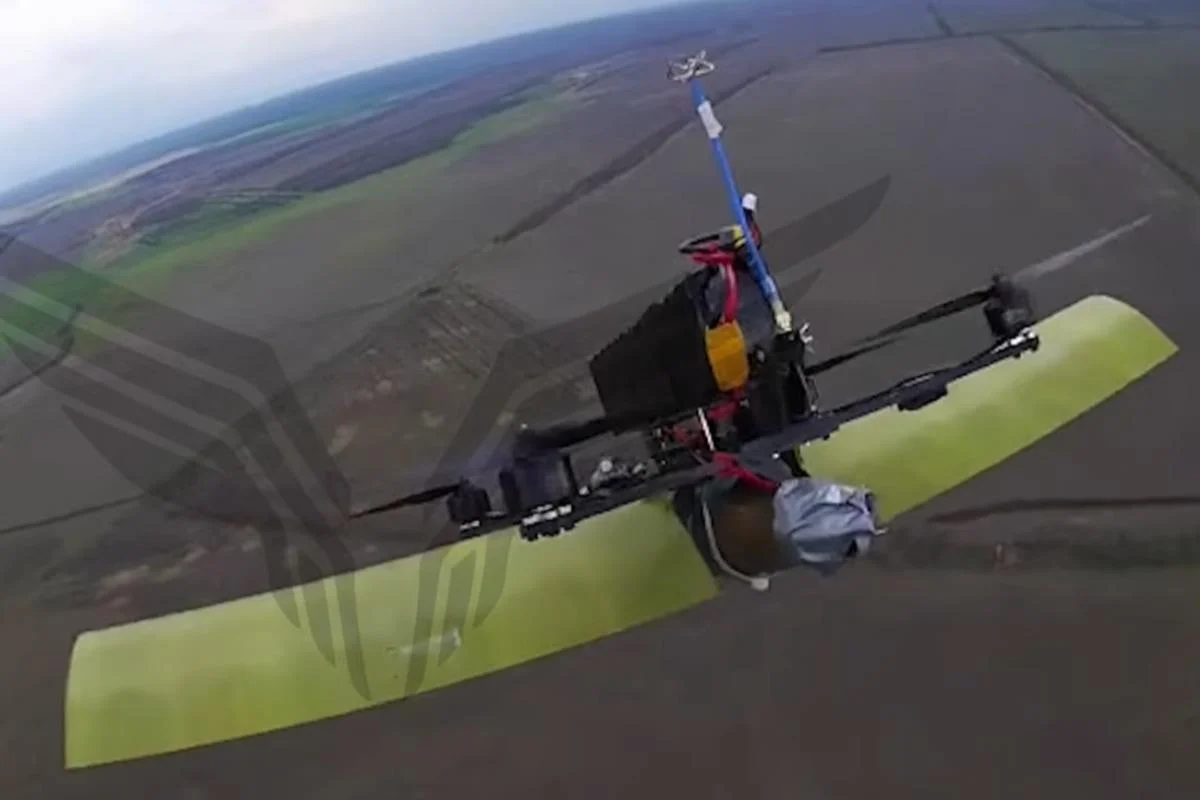 Збройні сили України розпочали знищення ворога за допомогою нових крилатих FPV-дронів, повідомляють ЗМІ. 1 ЗСУ почали нищити окупантів новими крилатими FPV-дронами, - ЗМІ