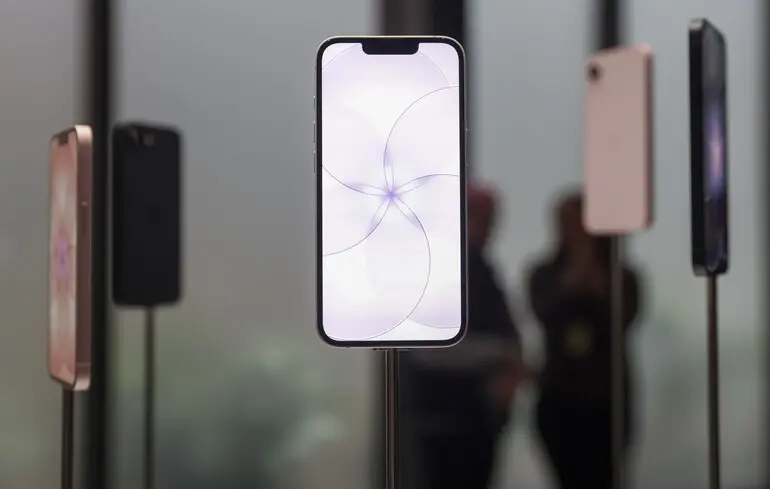 Apple перенесла дату виходу iPhone 18 на 2027 рік. Це стало відомо в новинах технологій. 1