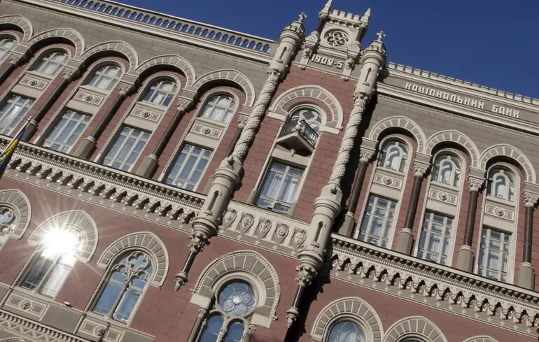 Банківська сфера вже використовує свої резерви капіталу через додатковий податок. 1