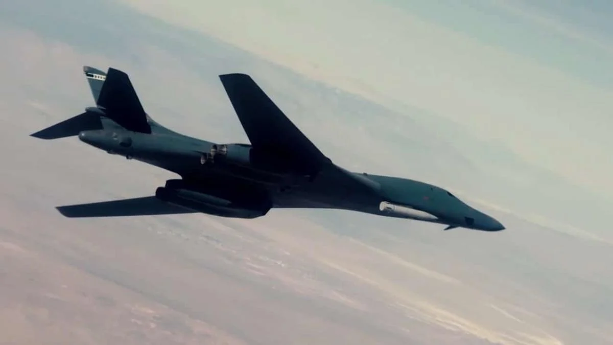 Бомбардувальник B-1B вперше показали з великою гіперзвуковою ракетою (фото)