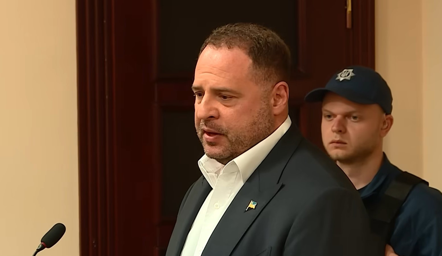 Причини, чому за Єрмака не вдалося вчасно внести заставу, і він досі перебуває в слідчому ізоляторі, залишаються нез'ясованими. 1