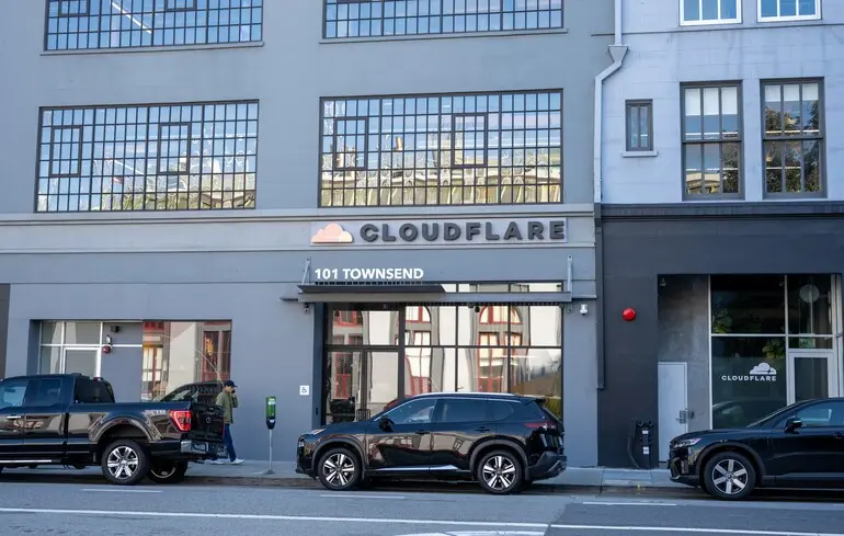 Cloudflare планує скоротити більше тисячі співробітників, оскільки компанія переходить на модель роботи з штучним інтелектом. 1