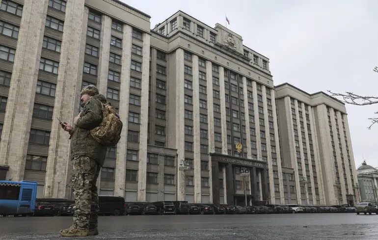 Державна дума Росії надала президенту Путіну право направляти війська за межі країни з метою захисту громадян Росії від судових переслідувань. 1