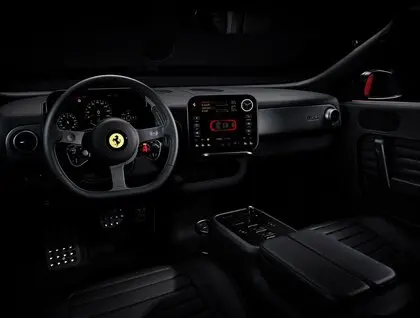 Ferrari презентувала свій перший електричний автомобіль Luce, розроблений колишнім головним дизайнером Apple Джоні Айвом. 3