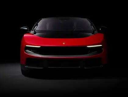 Ferrari презентувала свій перший електричний автомобіль Luce, розроблений колишнім головним дизайнером Apple Джоні Айвом. 1