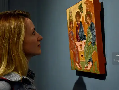 «Геометрія світла»: у Києві відкрили виставку про світло, форму і сакральність 1