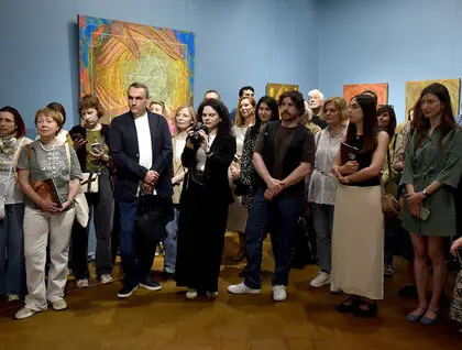 «Геометрія світла»: у Києві відкрили виставку про світло, форму і сакральність 9