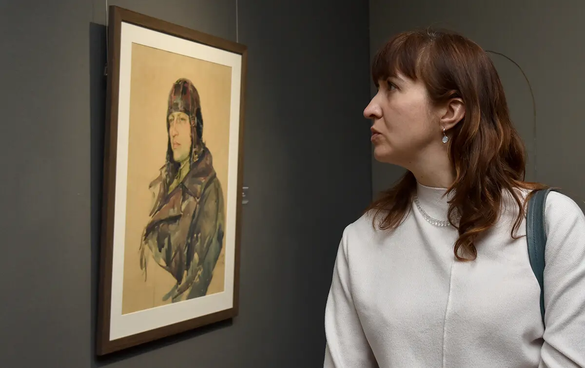 Картини з Херсона, які дивом не вкрали окупанти, виставили у Києві 11