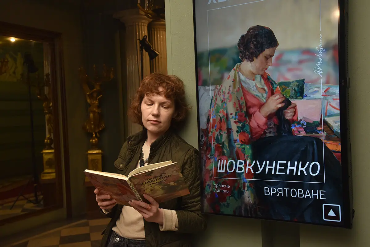 Картини з Херсона, які дивом не вкрали окупанти, виставили у Києві 12