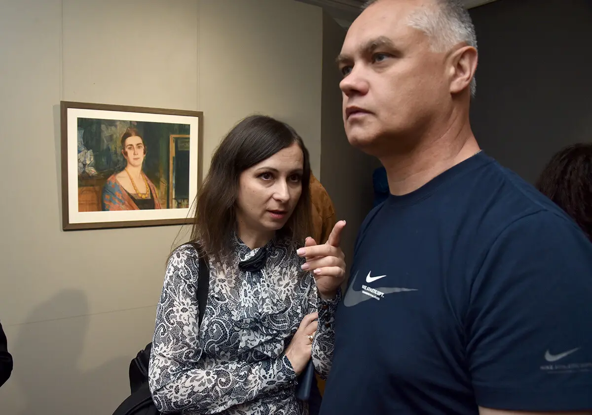 Картини з Херсона, які дивом не вкрали окупанти, виставили у Києві 10