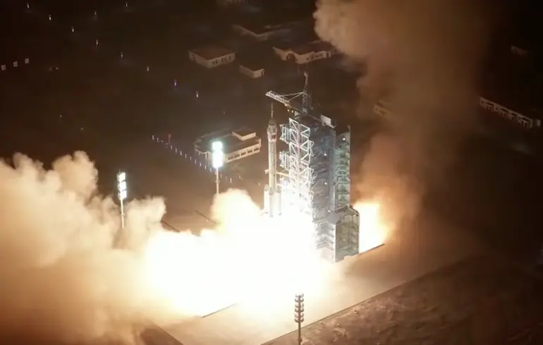 Китай розпочав місію Shenzhou-23 до космічної станції Тяньгун, в рамках якої один з астронавтів проведе рекордний рік у космосі. Китай розпочав місію Shenzhou-23 до космічної станції Тяньгун, в рамках якої один з астронавтів проведе рекордний рік у космосі. 1