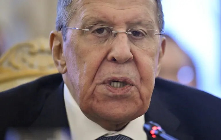 Лавров висловив погрози на адресу Києва, стверджуючи, що Україна може здійснити атаку під час параду 9 травня. 1