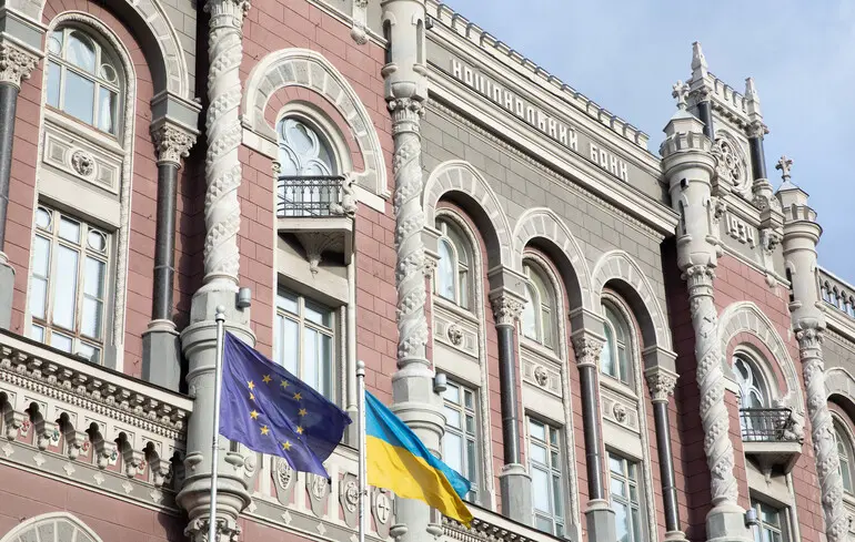 Національний банк України скорочує обсяги валютних інтервенцій, внаслідок чого гривня зберегла свої позиції. 1