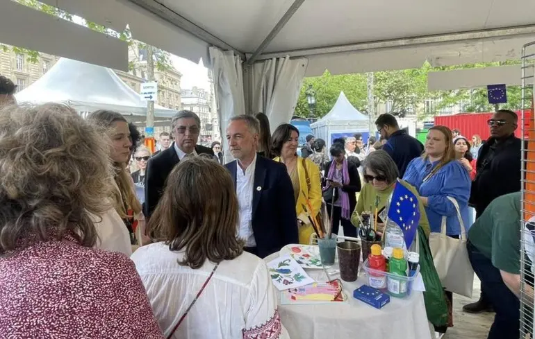 Петриківський розпис у Парижі - на День Європи мер столиці Франції опановував українське мистецтво - новини культури 1
