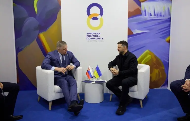 Президент України Володимир Зеленський провів зустріч з прем'єр-міністром Словаччини Робертом Фіцо. Під час переговорів обговорювалися питання двостороннього співробітництва, а також актуальні виклики, що стоять перед обома країнами. Президент України Володимир Зеленський провів зустріч з прем'єр-міністром Словаччини Робертом Фіцо. Під час переговорів обговорювалися питання двостороннього співробітництва, а також актуальні виклики, що стоять перед обома країнами. 1
