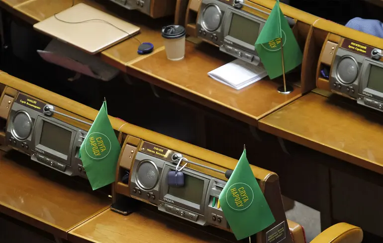 Президент Зеленський провів зустріч з депутатами фракції "Слуга народу". Обговорювалися ключові питання, а також були присутні представники партії. Президент Зеленський провів зустріч з депутатами фракції "Слуга народу". Обговорювалися ключові питання, а також були присутні представники партії. 1