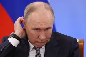 Причини, чому Путін не припиняє військові дії проти України, є складними та багатогранними. Серед них можна виділити політичні, економічні та військові фактори, які впливають на рішення російського керівництва. Важливу роль відіграє також стратегічне бачення та прагнення до зміцнення впливу Росії в регіоні. 2