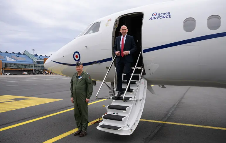 Росія заблокувала GPS-сигнал літака, на якому перебував міністр оборони Великої Британії Гілі. 1