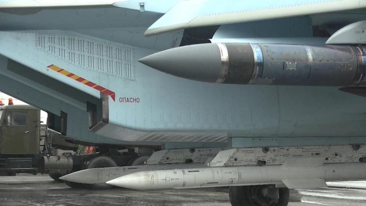 Росіяни показали Су-35С у "&lrm;режимі звіра": які саме ракети несе винищувач (фото)